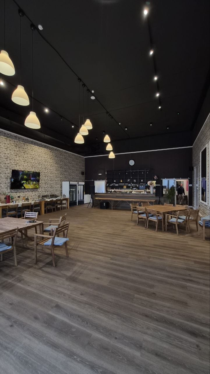 Tables and lounge space at Country Club Vranić